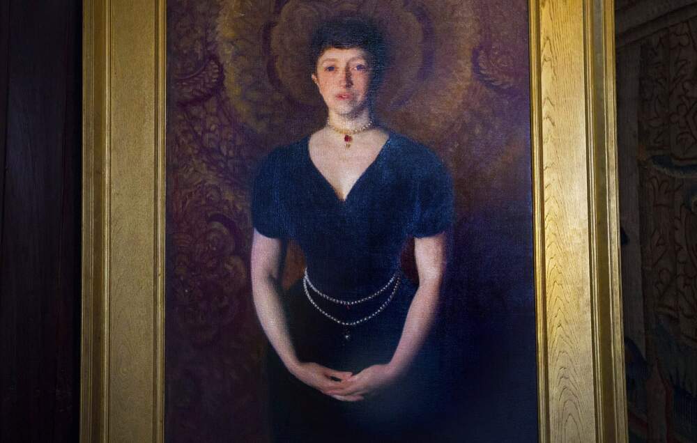 &quot;Isabella Stewart Gardner&quot; by John Singer Sargent in the Gothic Room at the Isabella Stewart Gardner Museum. (Jesse Costa/WBUR)