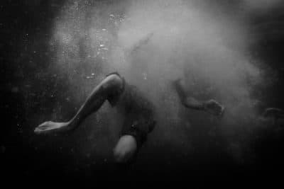 Man Moving Underwater With Body (Guiga Pirá/Getty Images)